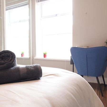 2-Bedroom, Free Parking, High Speed Wi-Fi, Swinton Манчестър Екстериор снимка