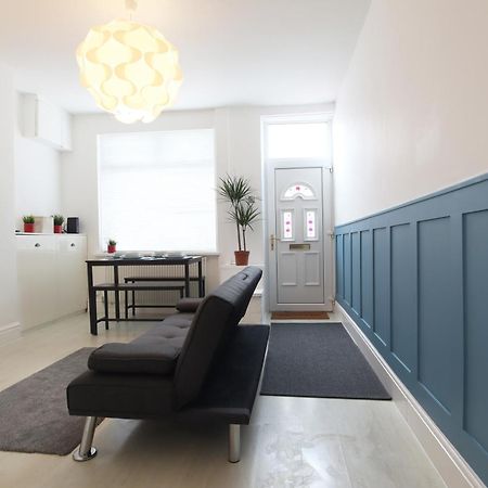 2-Bedroom, Free Parking, High Speed Wi-Fi, Swinton Манчестър Екстериор снимка
