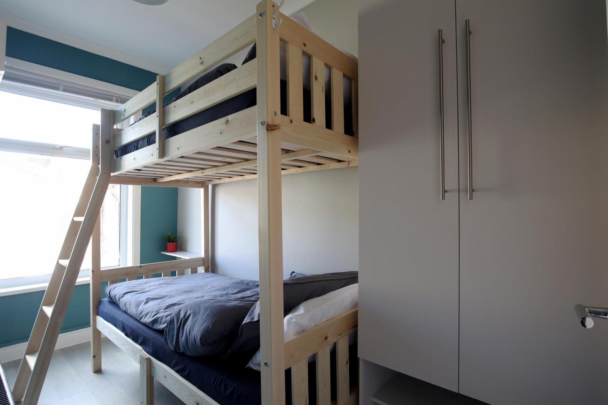 2-Bedroom, Free Parking, High Speed Wi-Fi, Swinton Манчестър Екстериор снимка
