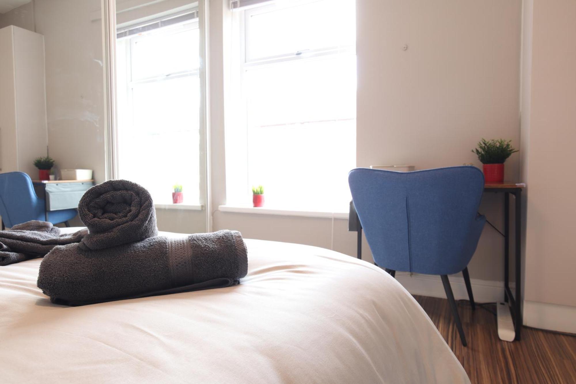 2-Bedroom, Free Parking, High Speed Wi-Fi, Swinton Манчестър Екстериор снимка