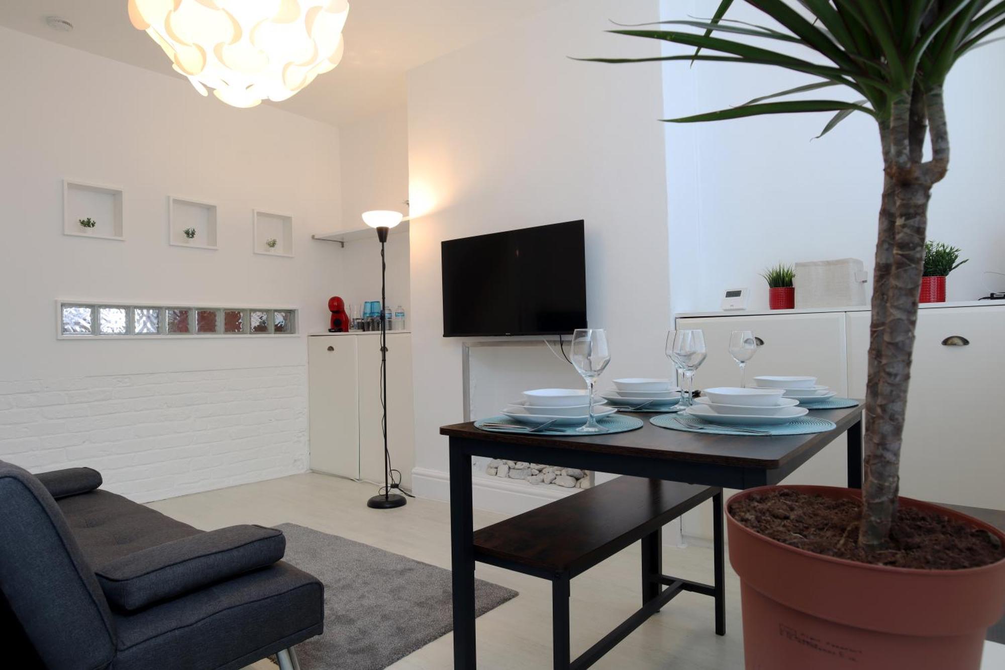 2-Bedroom, Free Parking, High Speed Wi-Fi, Swinton Манчестър Екстериор снимка