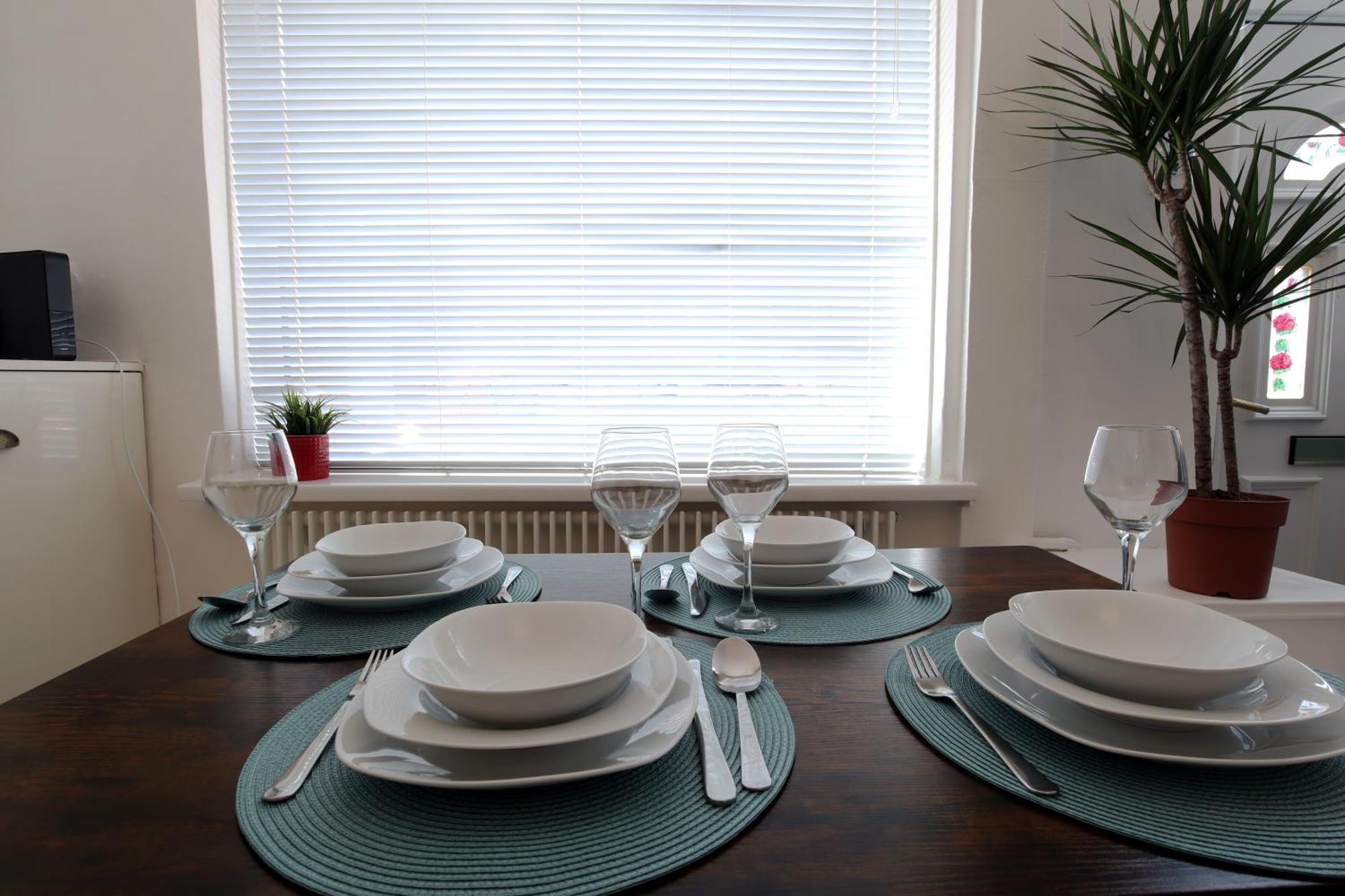 2-Bedroom, Free Parking, High Speed Wi-Fi, Swinton Манчестър Екстериор снимка