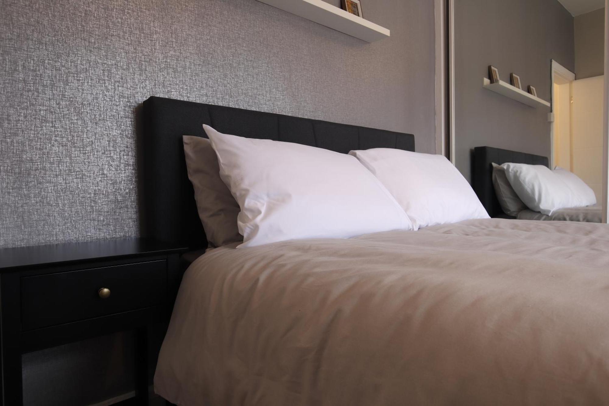 2-Bedroom, Free Parking, High Speed Wi-Fi, Swinton Манчестър Екстериор снимка