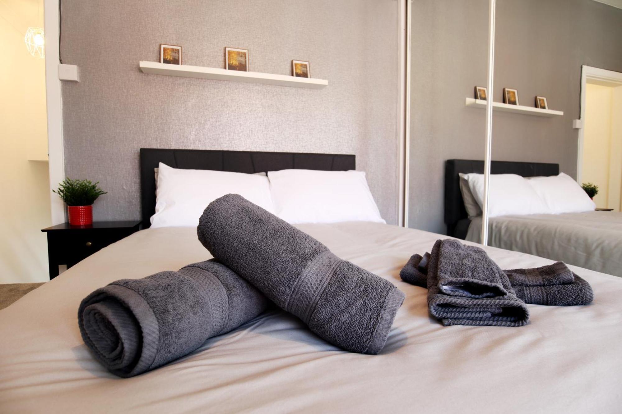 2-Bedroom, Free Parking, High Speed Wi-Fi, Swinton Манчестър Екстериор снимка